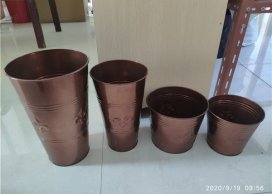 WAZON miedziany, 30 cm wysokości, z przetłoczeniem w kwiaty lilii 